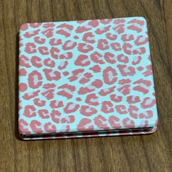 NEW Pink Leopard Print Compact Mirror - Picture 1 of 4